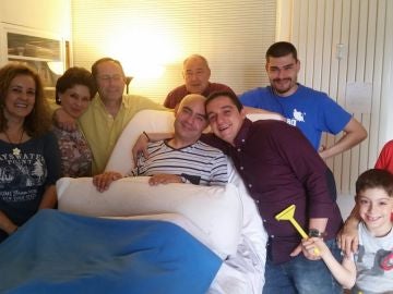 Luis de Marcos posa junto a sus familiares y amigos Luis de Marcos posa junto a sus familiares y amigos
