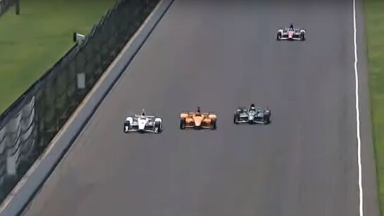 Espectacular adelantamiento de Alonso en Indian&aacute;polis