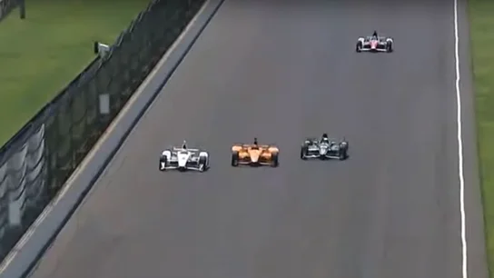Espectacular adelantamiento de Alonso en Indianápolis Espectacular adelantamiento de Alonso en Indianápolis