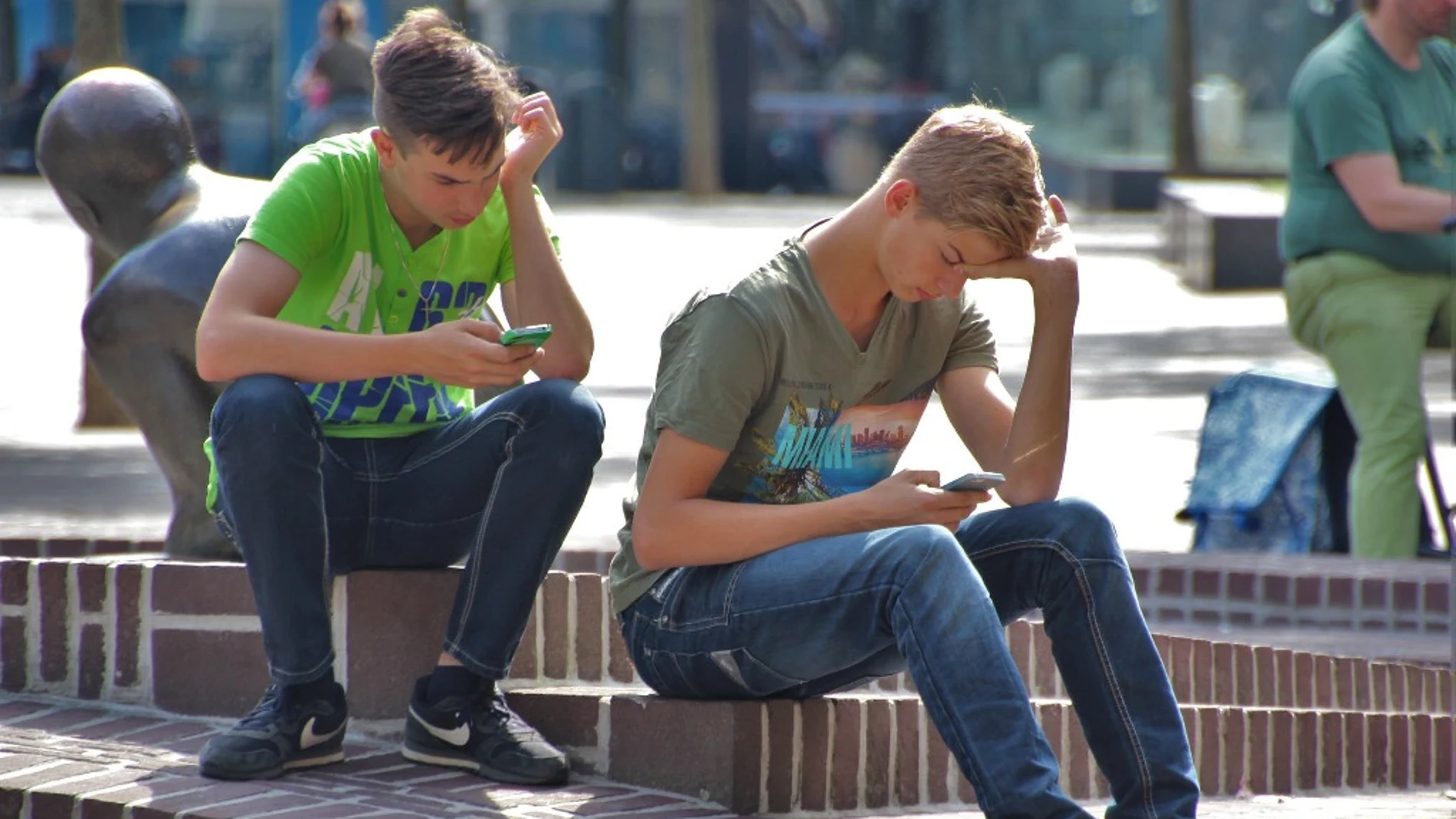 Imagen de archivo de dos adolescentes con su teléfono móvil