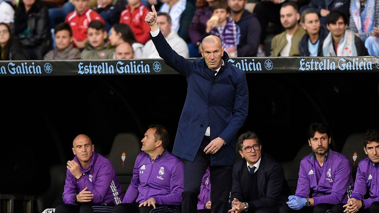 Zinedine Zidane levanta el pulgar desde la banda