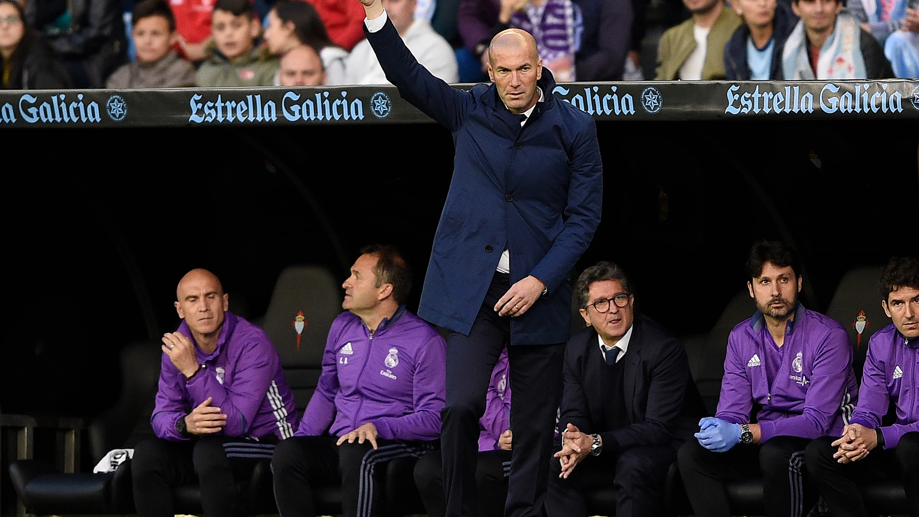 Zinedine Zidane levanta el pulgar desde la banda