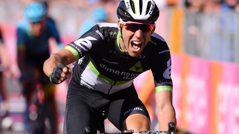 Omar Fraile festeja la victoria en el Giro