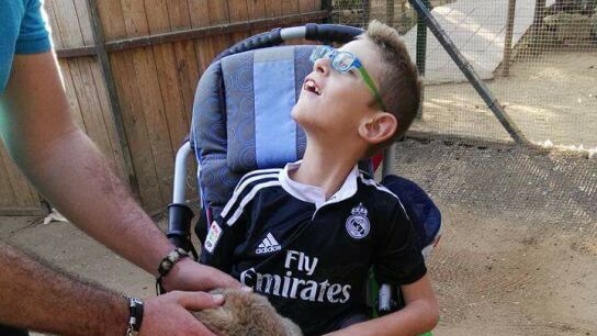 Alejandro en su silla de ruedas