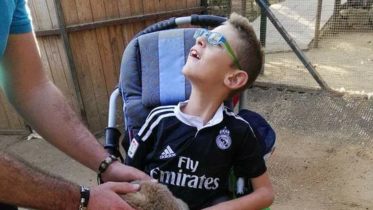 Alejandro en su silla de ruedas Alejandro en su silla de ruedas