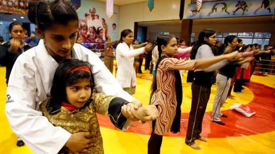 Mujeres indias en un entrenamiento de autodefensa Mujeres indias en un entrenamiento de autodefensa