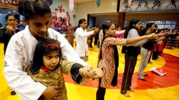 Mujeres indias en un entrenamiento de autodefensa