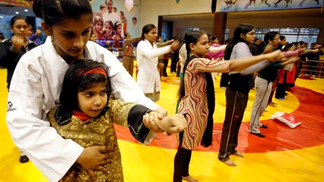 Mujeres indias en un entrenamiento de autodefensa Mujeres indias en un entrenamiento de autodefensa