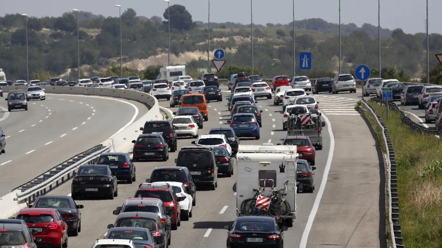 Imagen de un atasco en carretera Imagen de un atasco en carretera