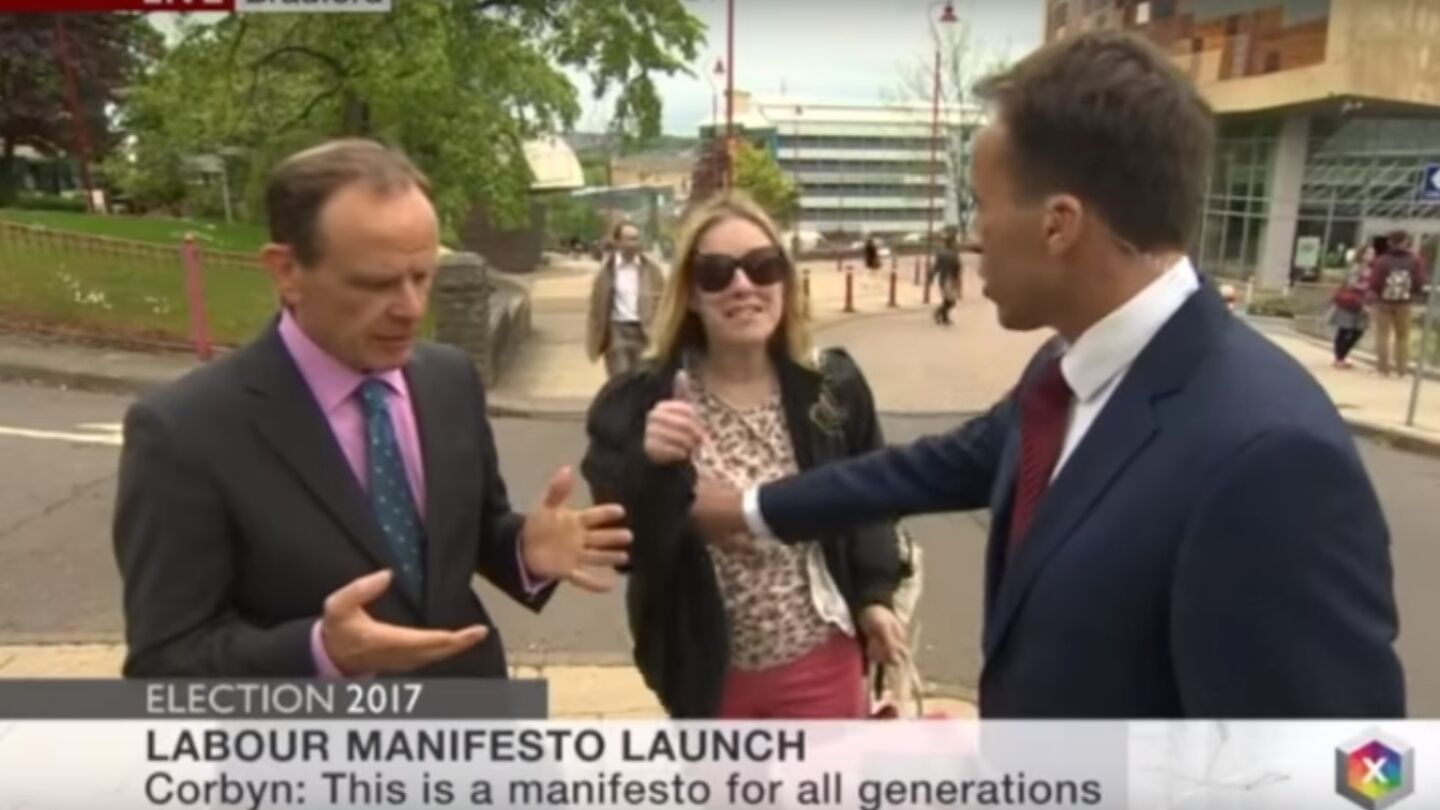 Un reportero de la BBC toca los pechos a una espont&aacute;nea