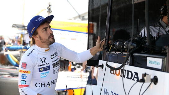 Fernando Alonso estudia una serie de datos en una pantalla en Indian&aacute;polis