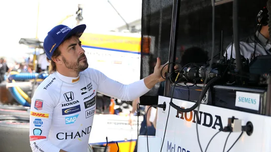 Fernando Alonso estudia una serie de datos en una pantalla en Indianápolis Fernando Alonso estudia una serie de datos en una pantalla en Indianápolis