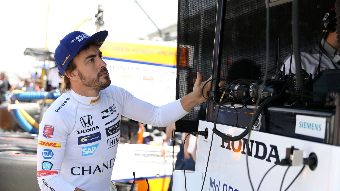 Fernando Alonso estudia una serie de datos en una pantalla en Indian&aacute;polis