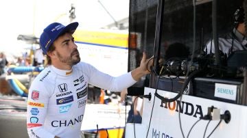 Fernando Alonso estudia una serie de datos en una pantalla en Indianápolis