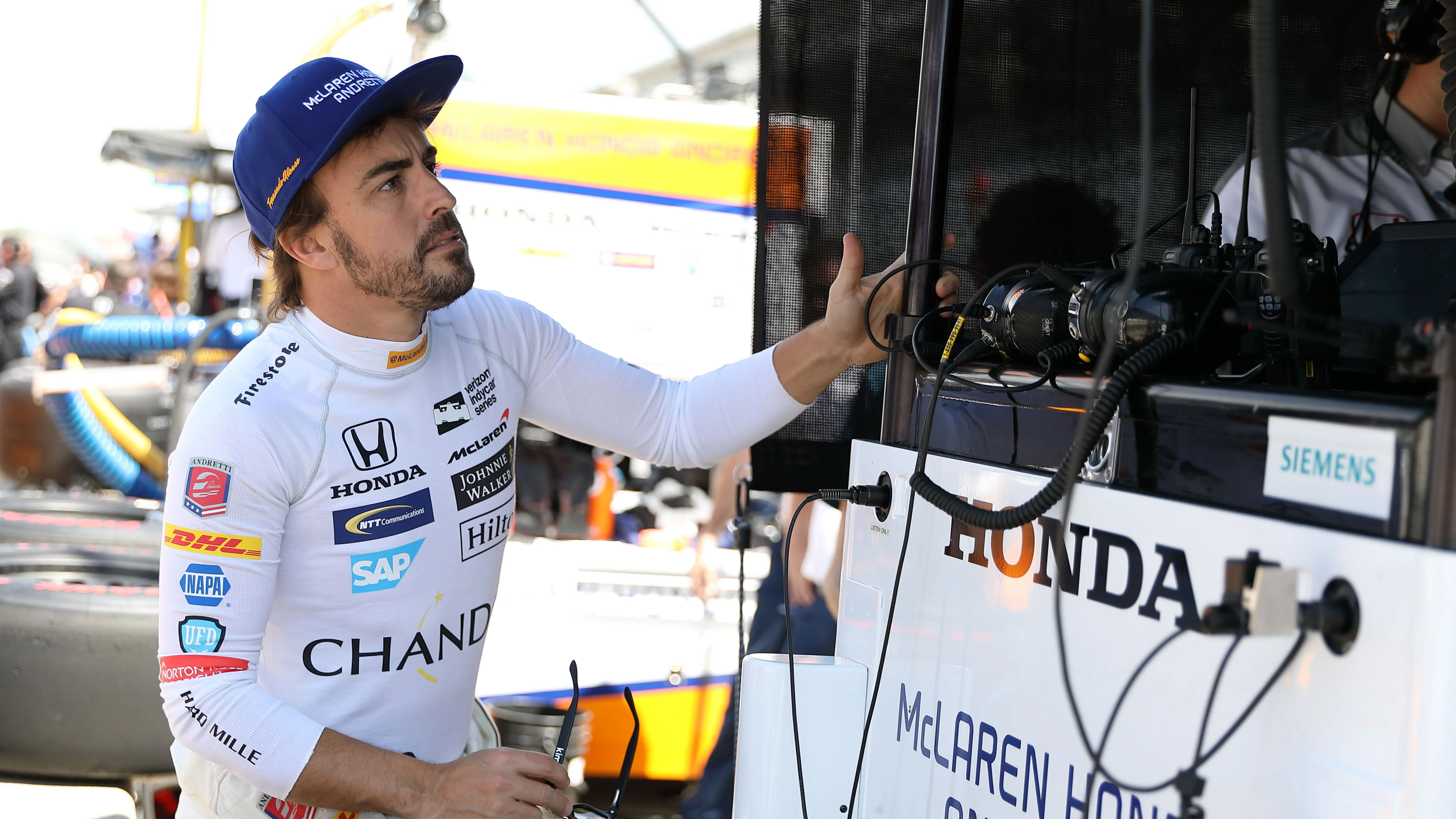 Fernando Alonso estudia una serie de datos en una pantalla en Indianápolis