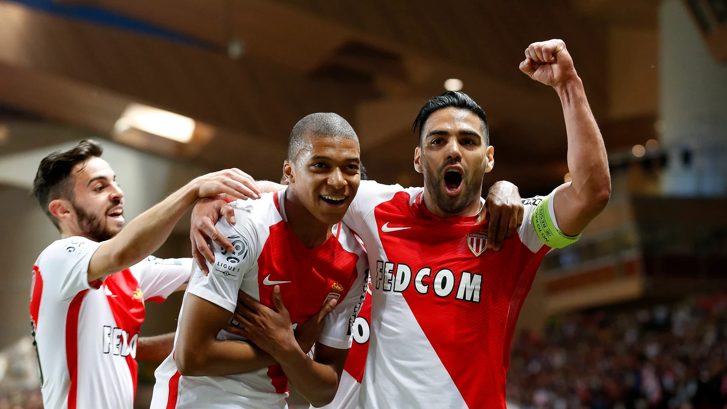 Falcao y Mbappé celebran un gol del Mónaco Falcao y Mbappé celebran un gol del Mónaco
