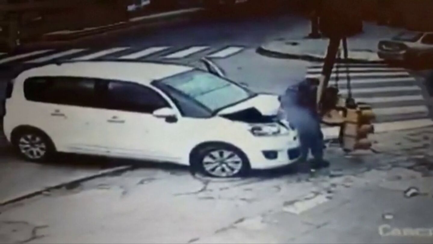 Frame 10.797915 de: Un joven argentino consigue salir ileso tras un brutal atropello en Buenos Aires