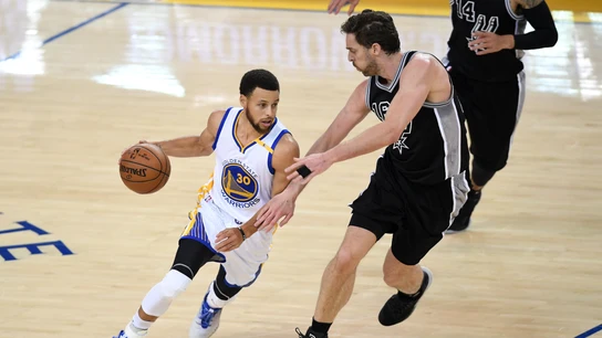 Pau Gasol trata de defender a Stephen Curry Pau Gasol trata de defender a Stephen Curry
