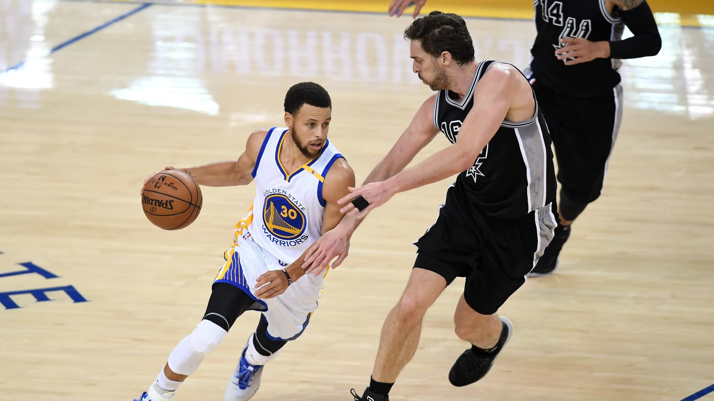 Pau Gasol trata de defender a Stephen Curry Pau Gasol trata de defender a Stephen Curry