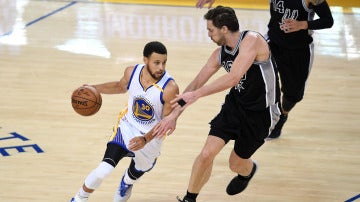 Pau Gasol trata de defender a Stephen Curry