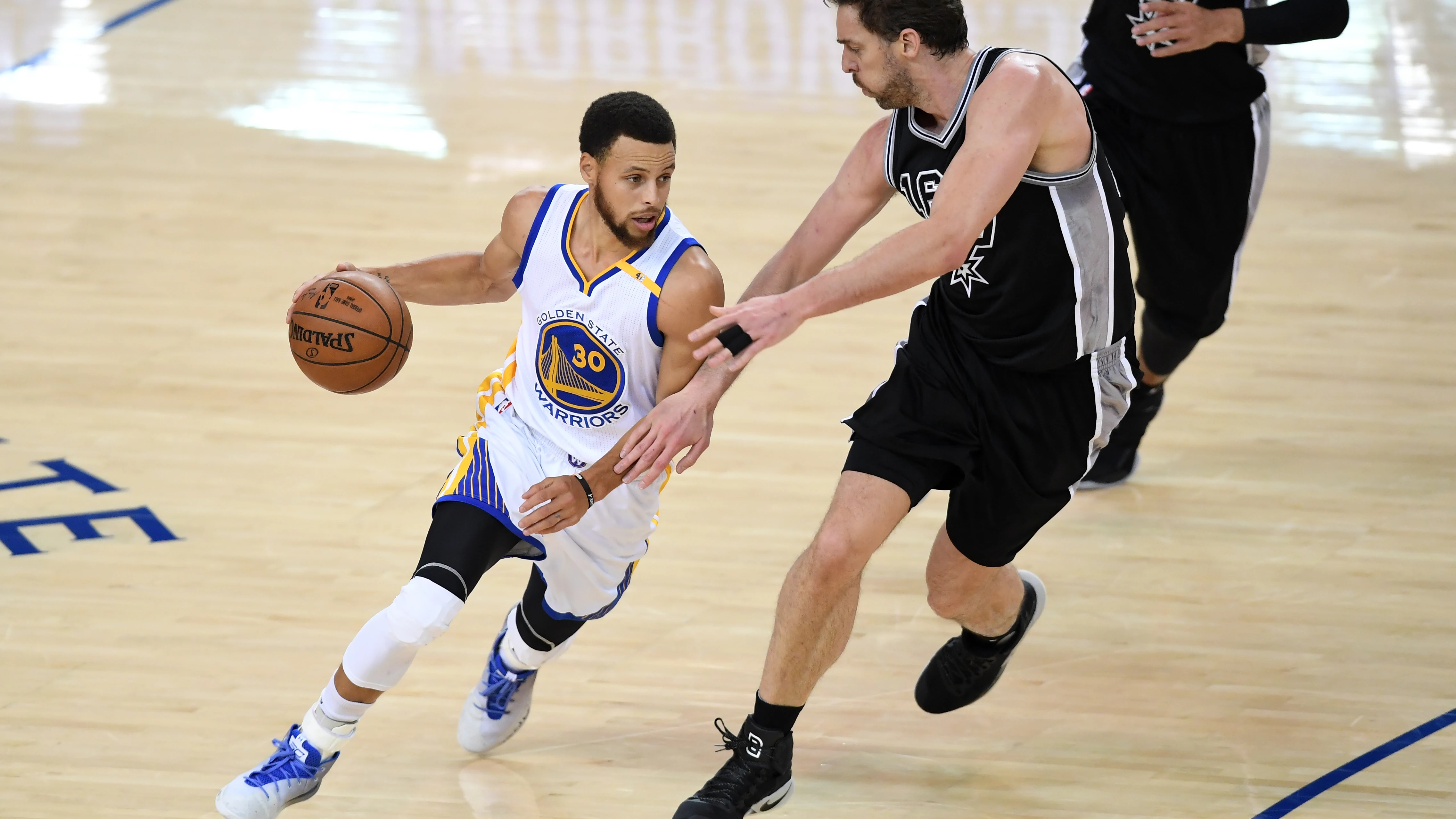 Pau Gasol trata de defender a Stephen Curry