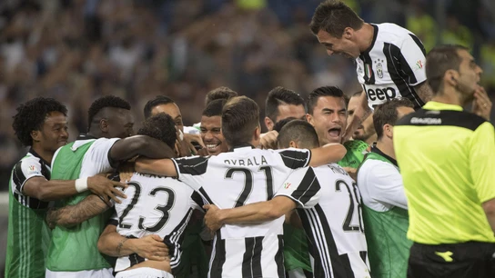Los jugadores de la Juventus celebran la victoria y el título Los jugadores de la Juventus celebran la victoria y el título