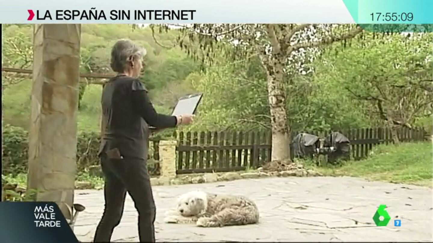 Una mujer, en busca de internet