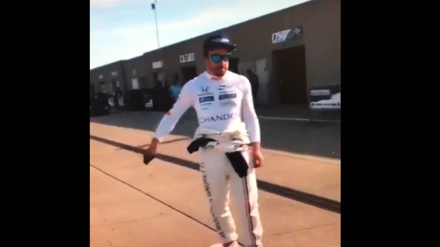 Alonso, haciendo skate en el paddock de Indian&aacute;polis