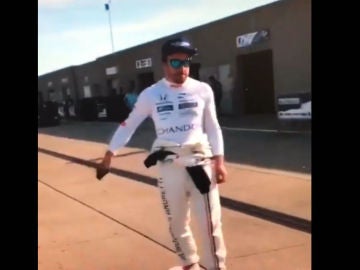 Alonso, haciendo skate en el paddock de Indianápolis Alonso, haciendo skate en el paddock de Indianápolis