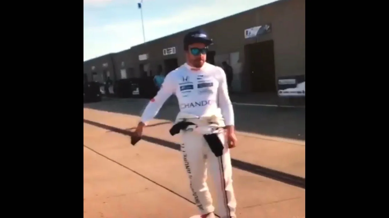 Alonso, haciendo skate en el paddock de Indianápolis