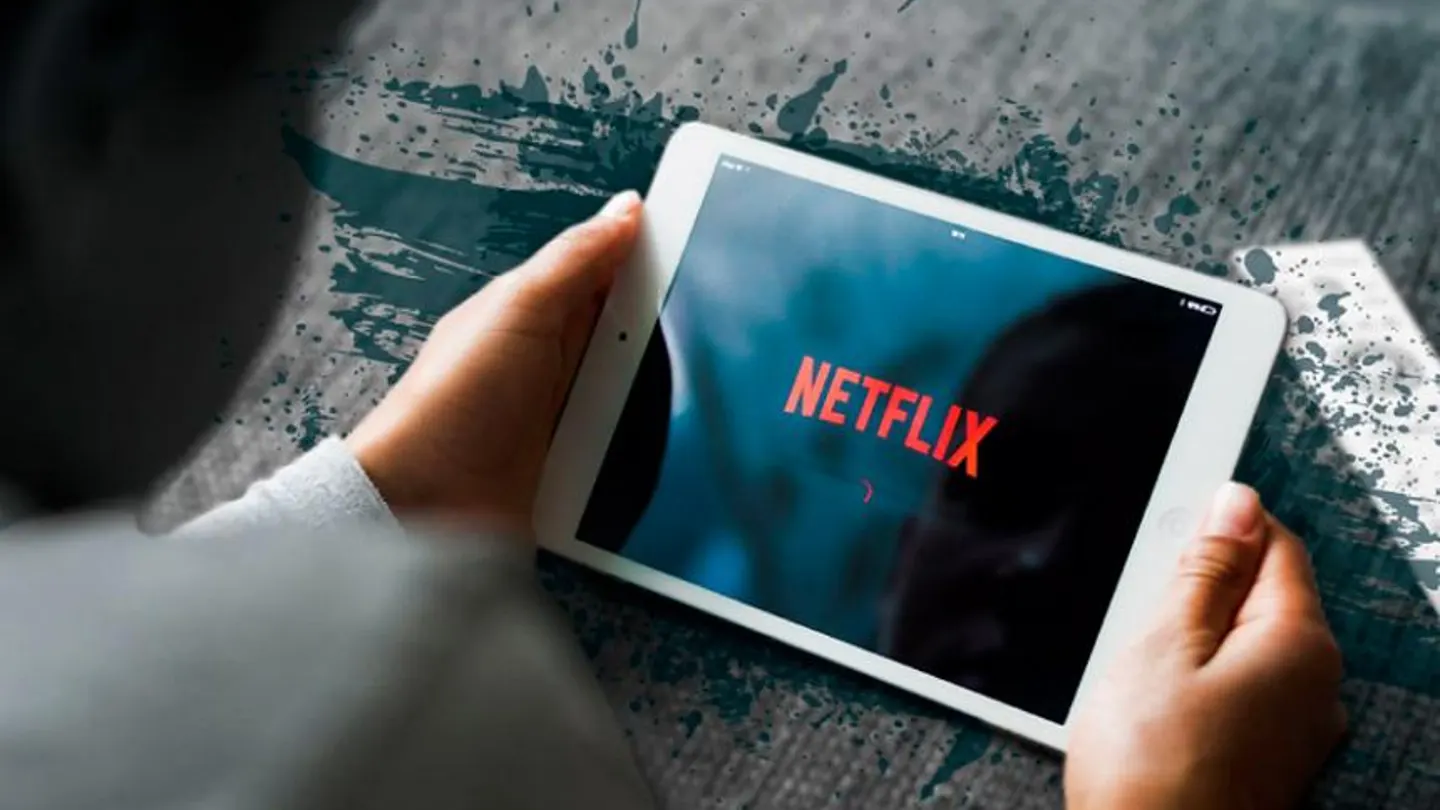 Una persona ve Netflix en su tableta Una persona ve Netflix en su tableta