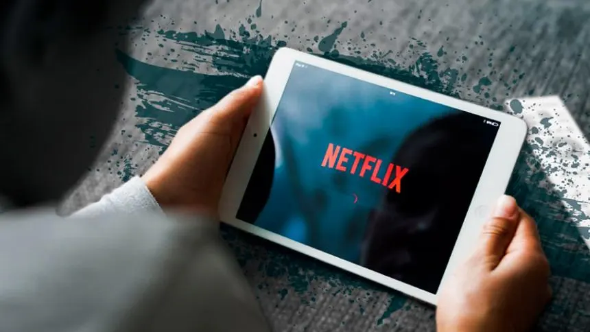 Una persona ve Netflix en su tableta Una persona ve Netflix en su tableta