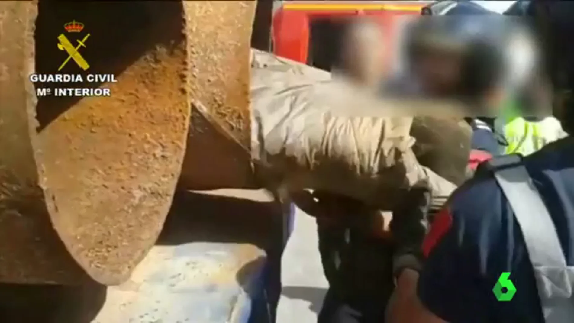 Frame 0.534992 de: Rescatan a un inmigrante atrapado en un tubo de hierro en el puerto de Melilla