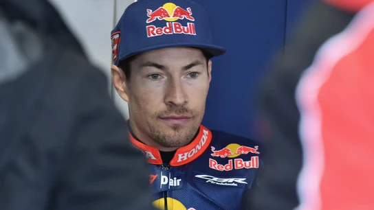Nicky Hayden, pensativo en el garaje Nicky Hayden, pensativo en el garaje