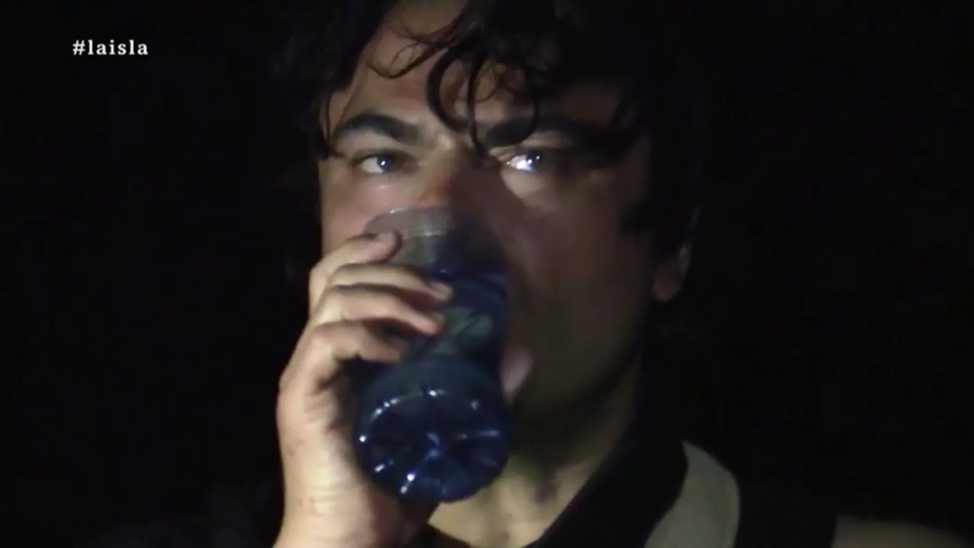 Miguel bebe agua de mar