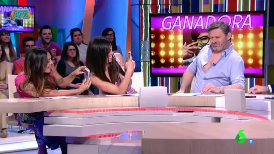 Miki Nadal distrae con su escote Miki Nadal distrae con su escote