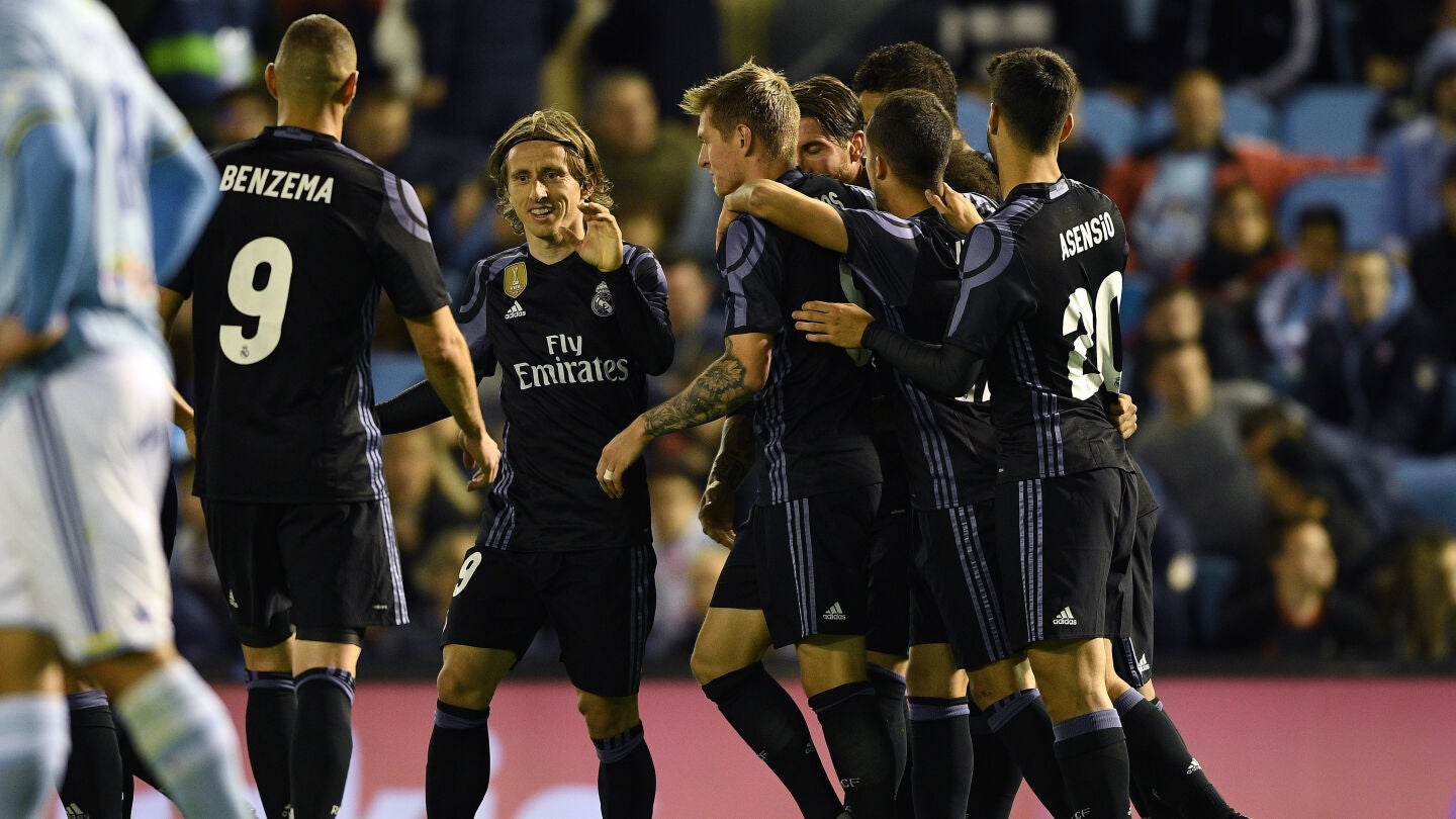 Los jugadores del Real Madrid celebran un gol en Bala&iacute;dos ante el Celta