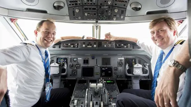 Rey Guillermo de Holanda, en la cabina de un avión