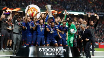 Rooney levanta el trofeo de la Europa League