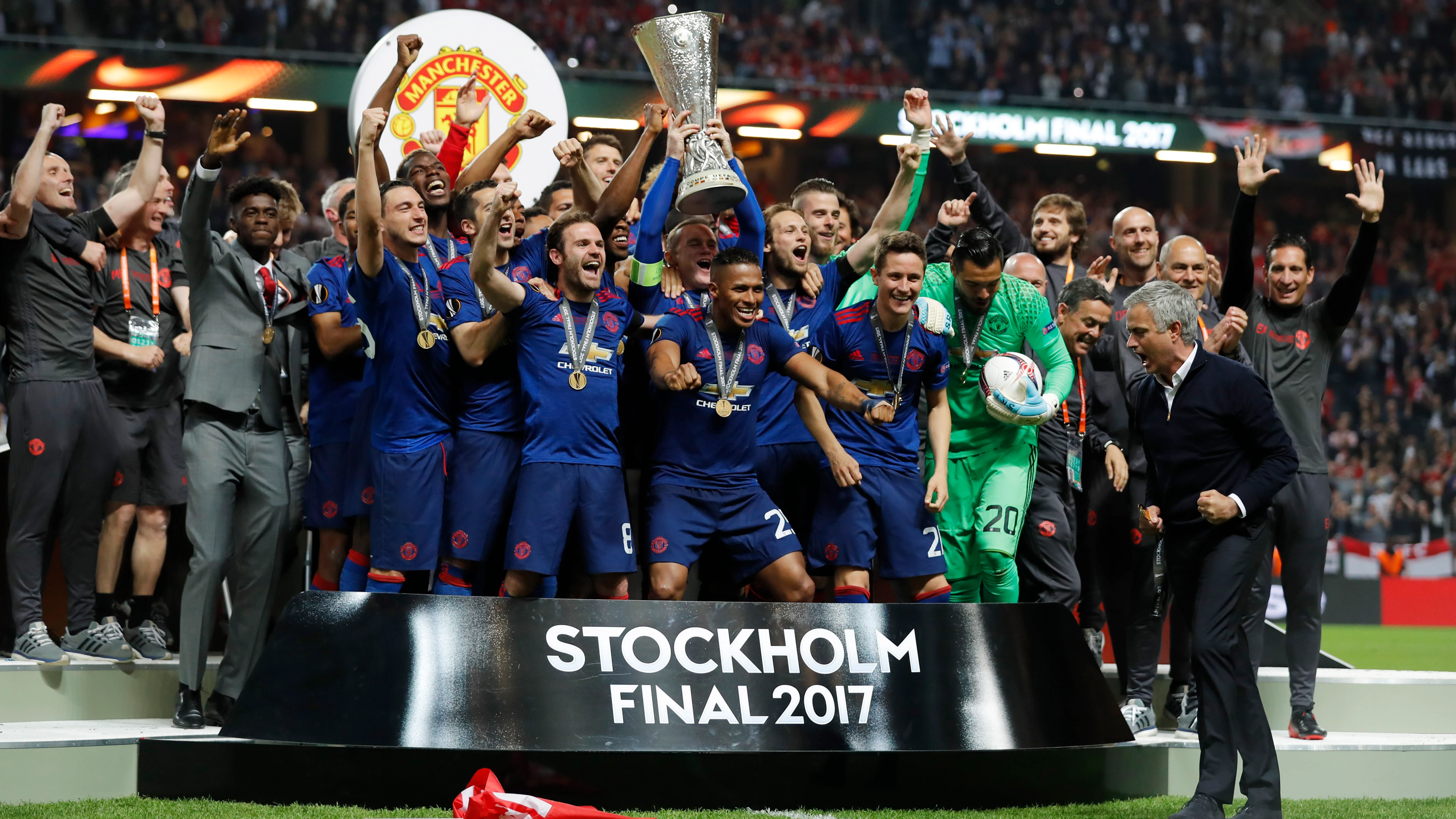 Rooney levanta el trofeo de la Europa League