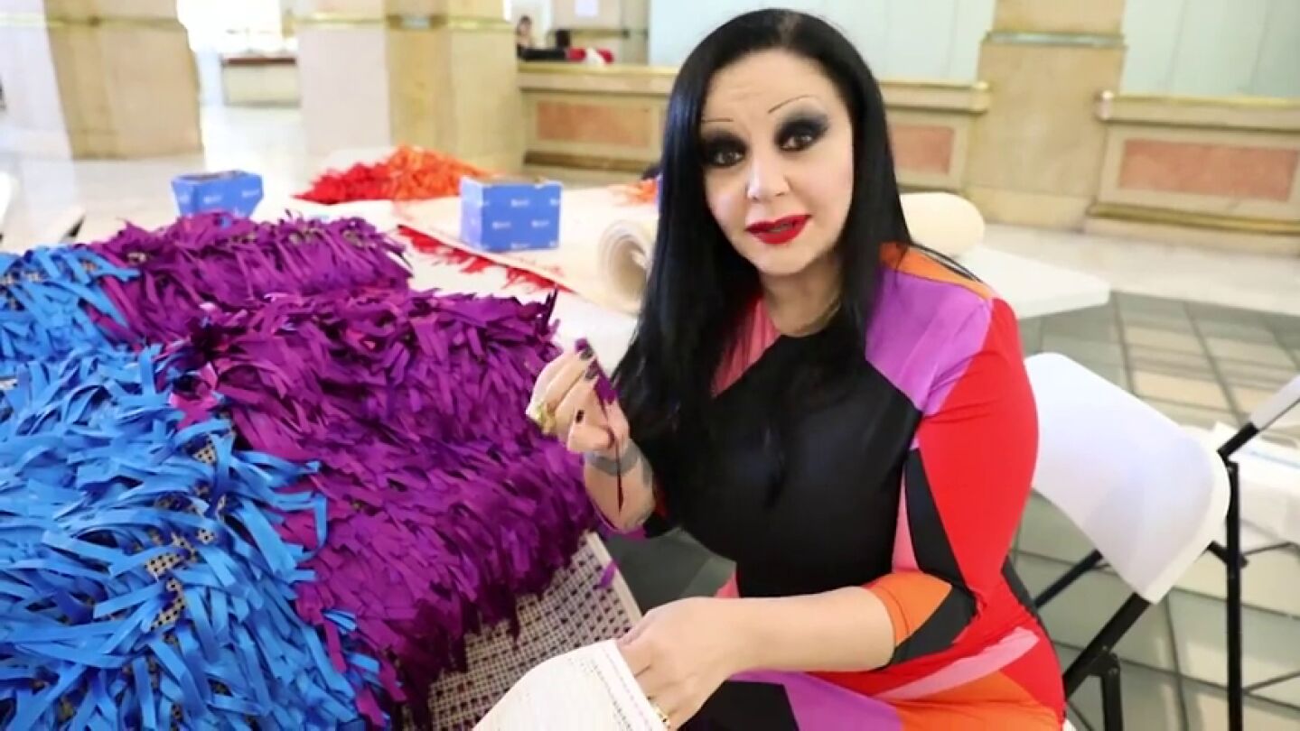Frame 1.10296 de: Alaska invita a toda Madrid a colgar su lazo y formar parte de la bandera LGTBI del World Pride: "El Orgullo somos todos"