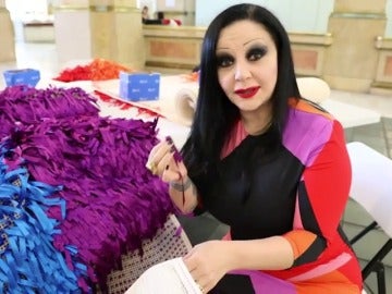 Frame 1.10296 de: Alaska invita a toda Madrid a colgar su lazo y formar parte de la bandera LGTBI del World Pride: "El Orgullo somos todos" Frame 1.10296 de: Alaska invita a toda Madrid a colgar su lazo y formar parte de la bandera LGTBI del World Pride: "El Orgullo somos todos"