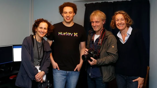 Marcus Hutchins, el joven que frenó el virus WannaCry, junto a un grupo de periodistas Marcus Hutchins, el joven que frenó el virus WannaCry, junto a un grupo de periodistas