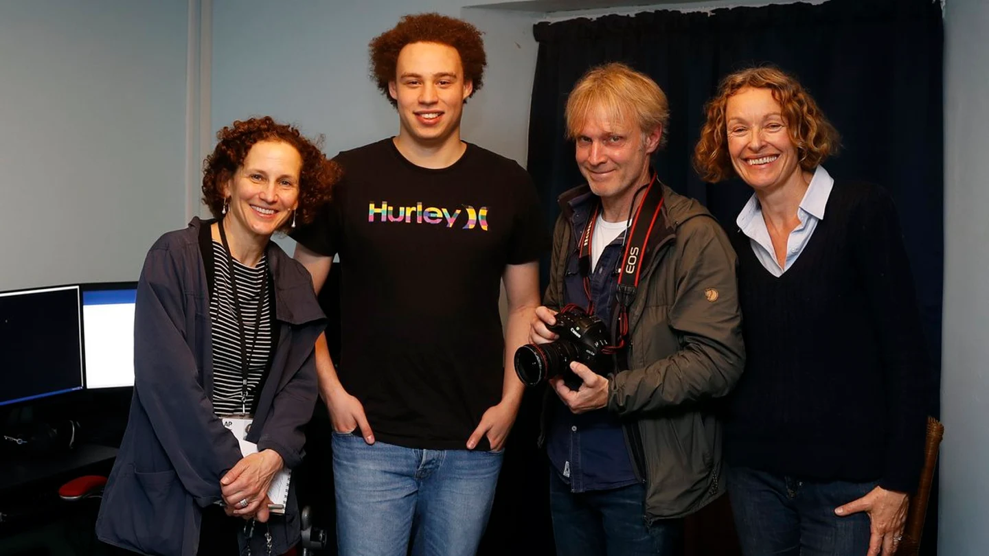 Marcus Hutchins, el joven que frenó el virus WannaCry, junto a un grupo de periodistas Marcus Hutchins, el joven que frenó el virus WannaCry, junto a un grupo de periodistas