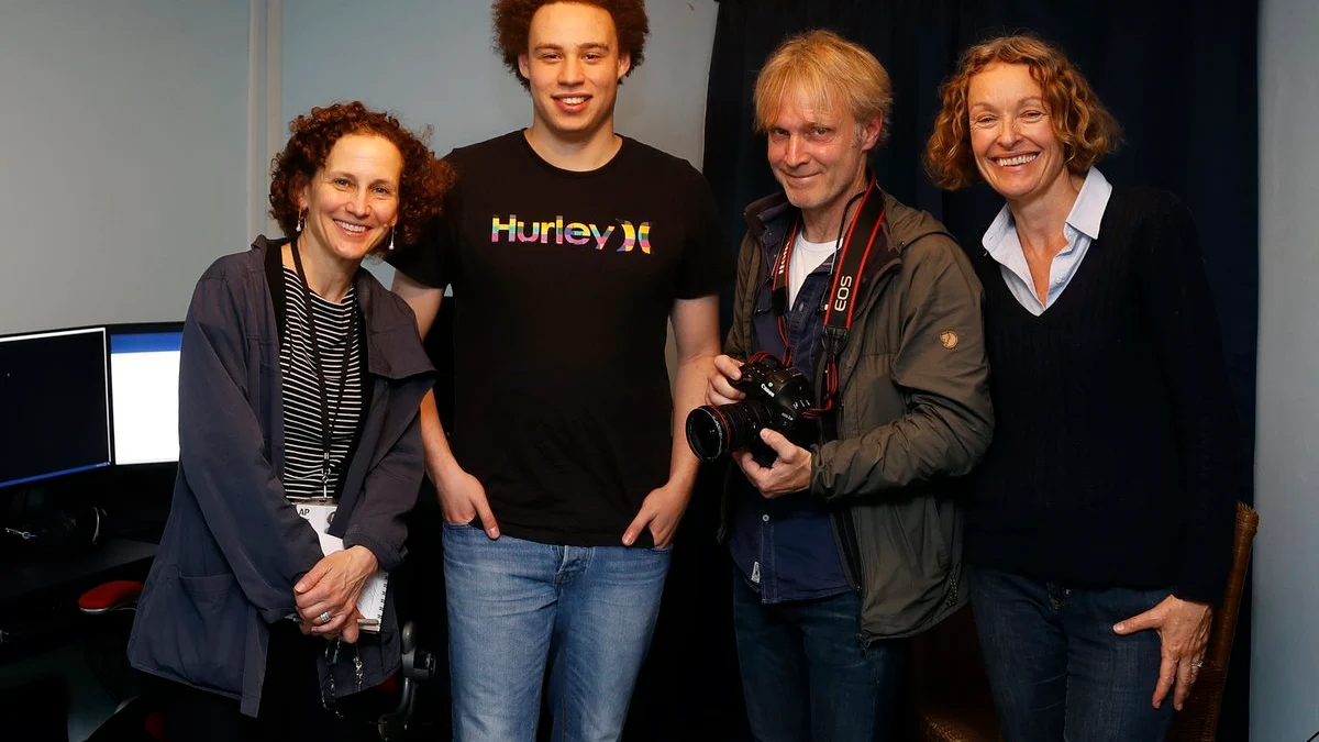 Marcus Hutchins, el joven que frenó el virus WannaCry, junto a un grupo de periodistas