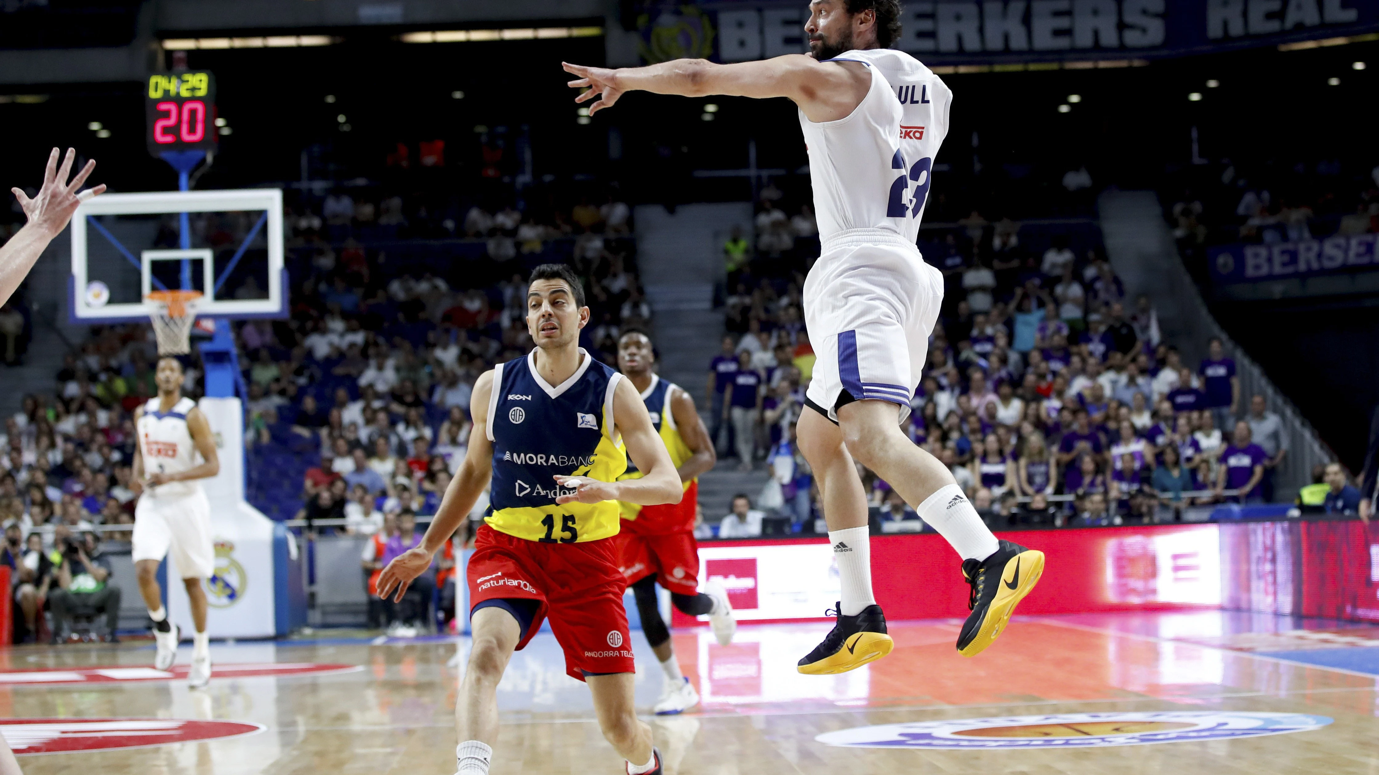 Sergio Llull en un partido con el Real Madrid