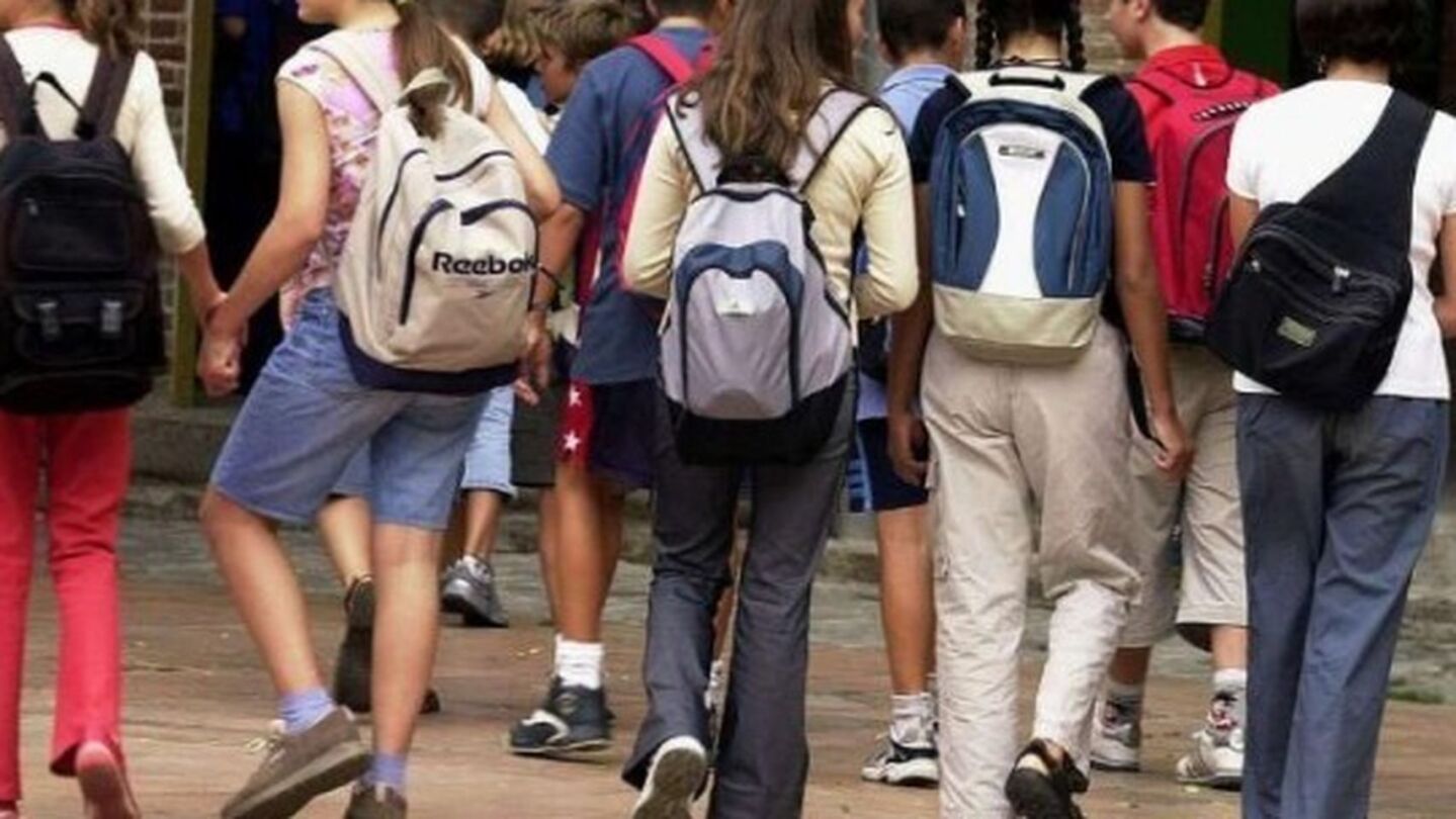 J&oacute;venes entrando en un instituto