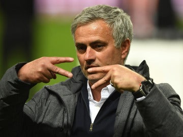 Mourinho celebrando su cuarto título continental Mourinho celebrando su cuarto título continental