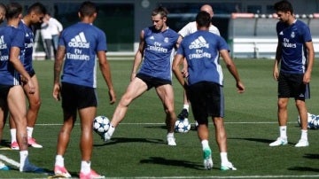 Gareth Bale toca balón en Valdebebas