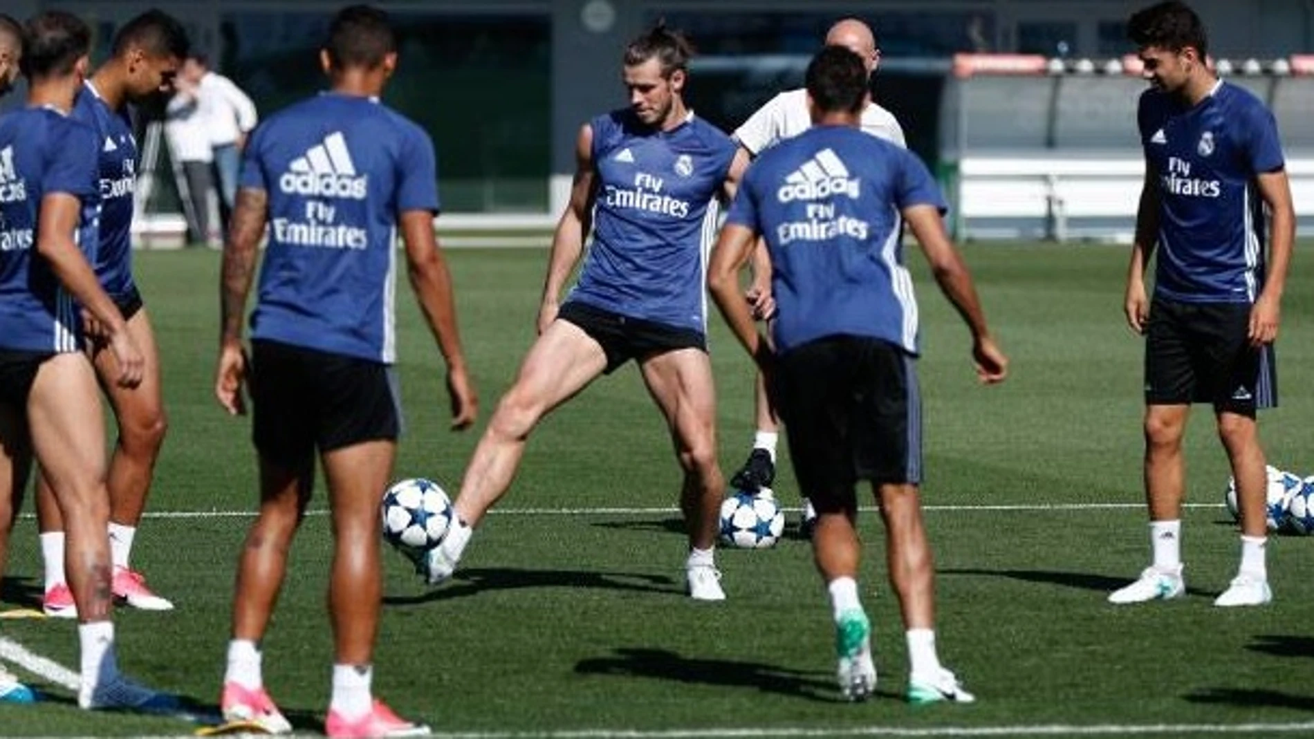Gareth Bale toca balón en Valdebebas